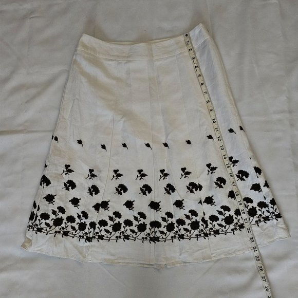 Ann Taylor Women's White/Black Floral Embroidered Pleated A-Line Skirt Size 4 - Picture 11 of 11